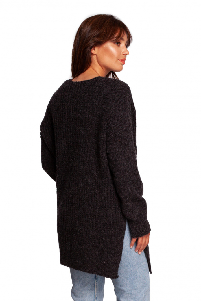Długi sweter damski z dekoltem V rozcięcia po bokach antracytowy